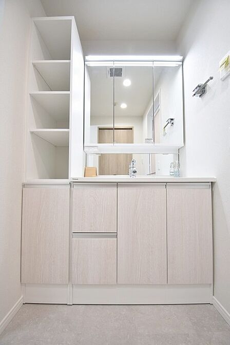 三面鏡に洗面台。 コンセントに照明機能、多機能性を備えた設備です。
