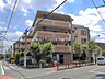 外観：周辺の街並みの中で適度な主張、生活に溶け込むシンプルなデザインの外観が魅力の建物です。 