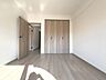 洋室：スタイリッシュなデザインと快適な居住性を兼ね備えた洋室。広々とした空間は、自分らしいインテリアを楽しむことができるほか、リラックスした時間を過ごすことができそうです。 