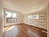洋室：スタイリッシュなデザインと快適な居住性を兼ね備えた洋室。広々とした空間は、自分らしいインテリアを楽しむことができるほか、リラックスした時間を過ごすことができそうです。 