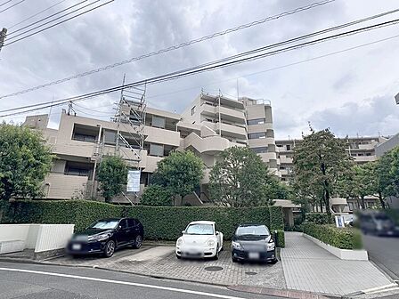 周辺の街並みの中で適度な主張、生活に溶け込むシンプルなデザインの外観が魅力のg建物です。 