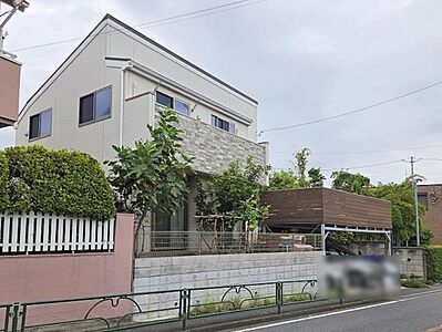 外観：周辺の街並みの中で適度な主張、生活に溶け込むシンプルなデザインの外観が魅力の一戸建です。 