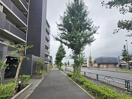 利便性と快適性を両立した立地。ショッピングやレストラン、公共交通機関へのアクセスが良好でありながら、周囲の緑豊かな自然環境も満喫できます。