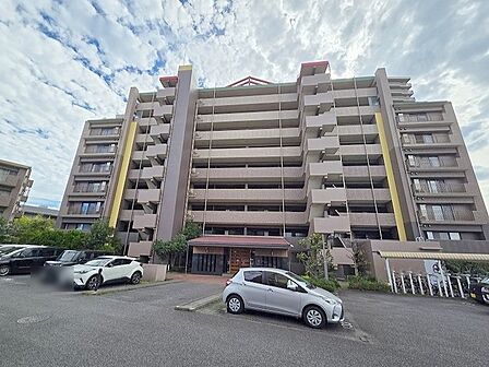 周辺の街並みの中で適度な主張、生活に溶け込むシンプルなデザインの外観が魅力の建物です。