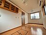 寝室：洋室はモダンなデザインと機能性を備え、快適な生活空間に。明るい窓から差し込む自然光が広々とした空間をさらに明るく開放的に感じさせます。  
