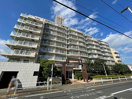 周辺の街並みの中で適度な主張、生活に溶け込むシンプルなデザインの外観が魅力のマンションです。