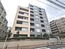 外観：周辺の街並みの中で適度な主張、生活に溶け込むシンプルなデザインの外観が魅力のマンションです。 