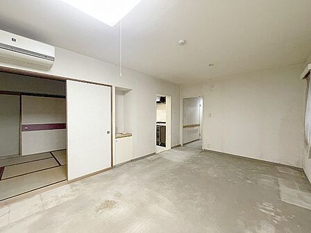 家族の集まるリビングは気持ちの良い自然光が差し込む団欒空間。室内のご見学予約も随時、受付中ですのでお気軽にお問合せください。