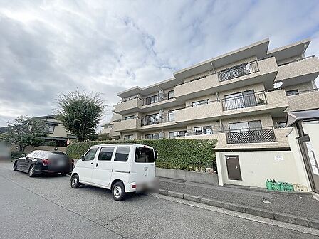 周辺の街並みの中で適度な主張、生活に溶け込むシンプルなデザインの外観が魅力の建物です。
