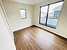 洋室：スタイリッシュなデザインと快適な居住性を兼ね備えた洋室。広々とした空間は、自分らしいインテリアを楽しむことができるほか、リラックスした時間を過ごすことができそうです。 