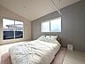 洋室：スタイリッシュなデザインと快適な居住性を兼ね備えた洋室。広々とした空間は、自分らしいインテリアを楽しむことができるほか、リラックスした時間を過ごすことができそうです。 