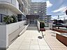 外観：青空の下で心地よい開放感をまとうアプローチが毎日の往復を爽やかに演出します。