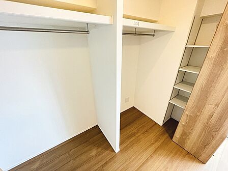 沢山のお洋服などを収納できそうなウォークインクローゼット。