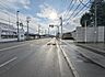 外観：ゆとりある歩道が整備され日常の移動も快適に行える環境です。 