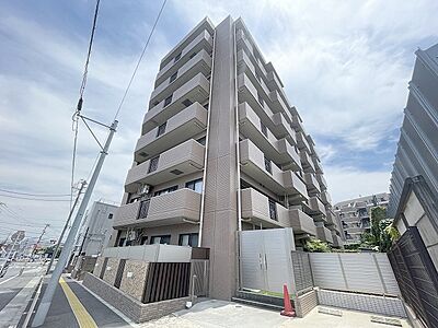 外観:周囲の景観に調和しながらも確かな存在感を放つスタイリッシュな外観。 外観:周囲の景観に調和しながらも確かな存在感を放つスタイリッシュな外観。