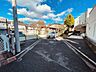 外観：周辺は住宅が建ち並ぶ閑静な住宅街です。 
