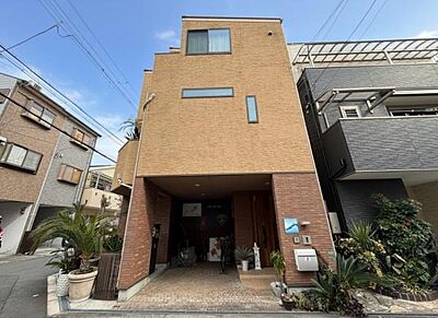 外観:大きな車も余裕なビルトインガレージがあり雨の日でも濡れずに玄関にアクセス可能! 外観:大きな車も余裕なビルトインガレージがあり雨の日でも濡れずに玄関にアクセス可能!
