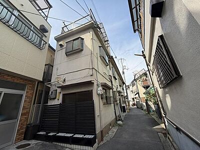 外観:前面道路幅員2.5mですが車通りが少ないので小さなお子様のいるご家庭でも安心です。 外観:前面道路幅員2.5mですが車通りが少ないので小さなお子様のいるご家庭でも安心です。