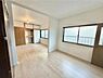 洋室：1階洋室真ん中で仕切ることで2部屋にも間取り変更可能！