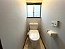 トイレ：トイレには快適なウォシュレット機能付き。