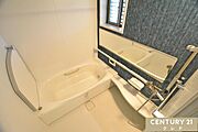【疲れを癒せるリラックス空間】半身浴や子供と楽しいバスタイムを送れるベンチタイプのバスタブを設置。安全に配慮した手すり付き。藍色のアクセントクロスが、落ち着いた雰囲気を演出してくれます。