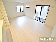 【LDK18.66帖】お気に入りの家具を置いたり、壁面に家族思い出の写真や絵画を飾ったり、暮らしに合わせてアレンジしやすい間取りとなっています！