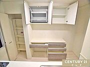 キッチン背面にはカップボードがございます。お気に入りのカップやお皿、調理家電など、収納場所に困りません！スッキリとキレイに片付いたキッチンを実現します。