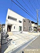 青空に映える白基調の存在感あふれる外観！教育施設やコンビニも徒歩圏内でお子育て世帯には嬉しい住環境！毎日の生活に欠かせないスーパーは徒歩24分！センチュリー21クレド