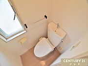 和式トイレを様式の洗浄付きトイレに交換しました。年齢に限らず誰もが使いやすい構造にすることによって、ご家族が分け隔てなく使うことができます。