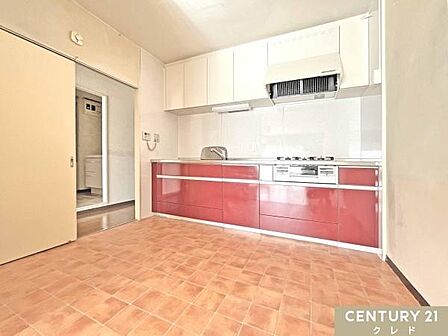 収納豊富なシステムキッチンは動線にゆとりを作り、住空間を広く確保!キッチンツールなどもすっきりと収納することができ毎日のお料理やお掃除も快適に行うことができます。