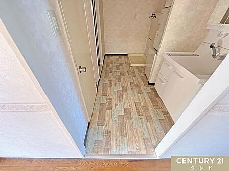 奥行きのある洗面化粧室は家族が並んで朝の支度もできそうですね。トイレや浴室など水回りの集中した間取りでスムーズな動線を叶えます。