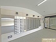 不在時や対応できなかったとき、24時間いつでも荷物が受け取れるポストがあります。屋内に設置されているので宅配物が雨に濡れる心配がありません。