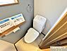 トイレ：ウォシュレット機能付きトイレに新規交換。温水洗浄・便座暖房機能の付いたトイレは、肌への負担に配慮し、快適な生活をサポートします。