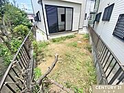 【南庭＆外水栓付き】南側にお庭があります。ガーデニングや家庭菜園なども楽しめます。自然とふれあい、四季を感じられる豊かな生活になりますね！