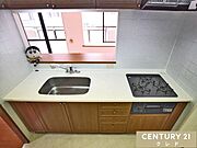 収納豊富なシステムキッチンは動線にゆとりを作り、住空間を広く確保！キッチンツールなどもすっきりと収納することができ毎日のお料理やお掃除も快適に行うことができます。