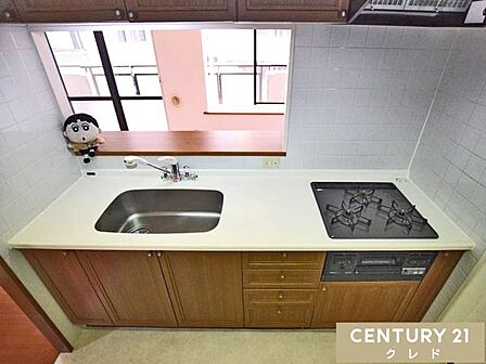 収納豊富なシステムキッチンは動線にゆとりを作り、住空間を広く確保!キッチンツールなどもすっきりと収納することができ毎日のお料理やお掃除も快適に行うことができます。