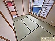 【和室6帖】アイロンかけや洗濯物をたたむなど家事スペースとしてもご使用いただけます。ゴロンと横になれるのも和室の特徴。小さなお子様のお昼寝スペースとしても使い勝手が良いです。