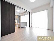 【6帖洋室】バルコニーに面し、暖かな陽射しを感じられるお部屋大きな窓からは風邪予防の換気も十分に行え、気分転換に外に出て深呼吸！リフレッシュできたら次の作業も捗ります。