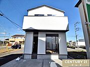 対面式キッチンとリビング階段を採用した、家族との会話が弾む18.6帖のLDKが魅力の新邸。山田小・中学校まで徒歩13分で、お子様も通いやすい安心の住環境！