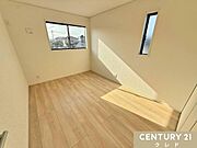 【洋室6帖】2階の全居室は2面に窓を設けています。たっぷりの陽光と風通しの良さが、毎朝の心地よい目覚めをサポートします。