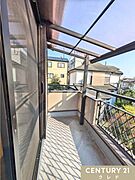 2面にバルコニーがあります。1日を通して明るく、洗濯物もよく乾きます。屋根付きなので急な雨も安心です。
