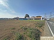 東側6ｍ公道に接した開放的な立地。周辺に高い建物もなく空がいつもより広く感じます。