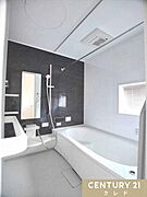 一日の疲れを癒すバスルーム。窓付きで換気良好、浴室乾燥機も備えた快適空間。ゆったり浴槽でリラックスタイムをお楽しみいただけます。本日ご案内大歓迎です！お車で送迎も致します！