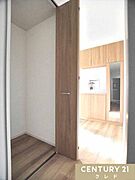 【1階ホール収納】ご家族皆様の使用するものなどを収納すれば、お部屋を行き来しなくてもすみますね。ご不明な点はどんな些細なことでもお気軽にご相談下さい！