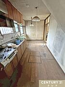 【キッチン8.5帖】収納豊富なシステムキッチンは動線にゆとりを作り、住空間を広く確保！出窓の目にテーブルセットを置けば、配線や片付けも効率的に行えます。