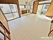 【LDK15帖】多方向に窓を配した15帖のLDKは、朝から陽光が降り注ぐ明るい空間。風も抜け、四季を通じて心地よい暮らしが叶いそうです。