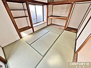 【1階　和室6帖】リビング隣接の和室は、客間・寝室・子育てスペースなど多彩な用途に対応。棚スペースも備わり、収納面も安心です。