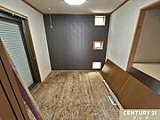 【和室4.5帖】音・熱をやわらげ、クッション性も魅力の素足でくつろげる和の空間。天井は木目調×梁見せで、落ち着きある和モダンデザインです。