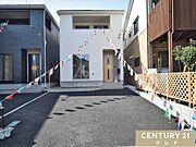 【防犯カメラ】新居での暮らしを見守る防犯カメラ付きの物件です。専用アプリを通してスマートフォンからの映像確認が可能。留守中の防犯対策として貢献します。