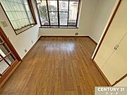 【東側　洋室8帖】落ち着いた雰囲気のお部屋はゆとりの8帖。お好みの家具や雑貨を自由にレイアウトして、自分らしい空間づくりが楽しめます。